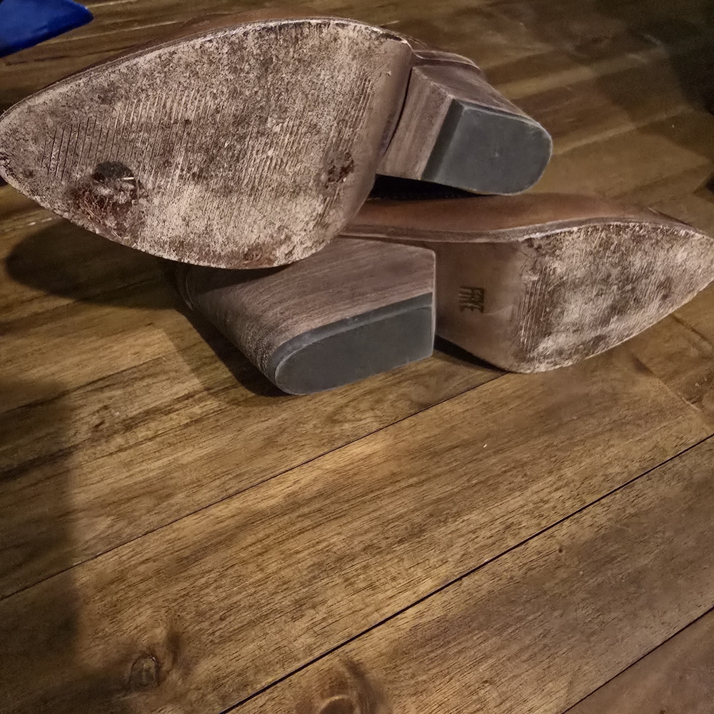 Frye Boots 8.5 - Picture 5 of 5
